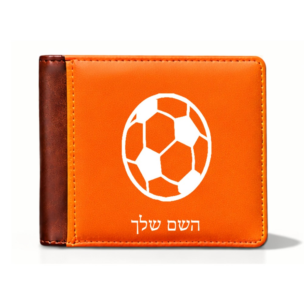 ארנק עור חום בעיצוב אישי עם השם שלך בעיצוב כדורגל כדור כדורגל מידות הארנק 9.5 × 11 ס"מ