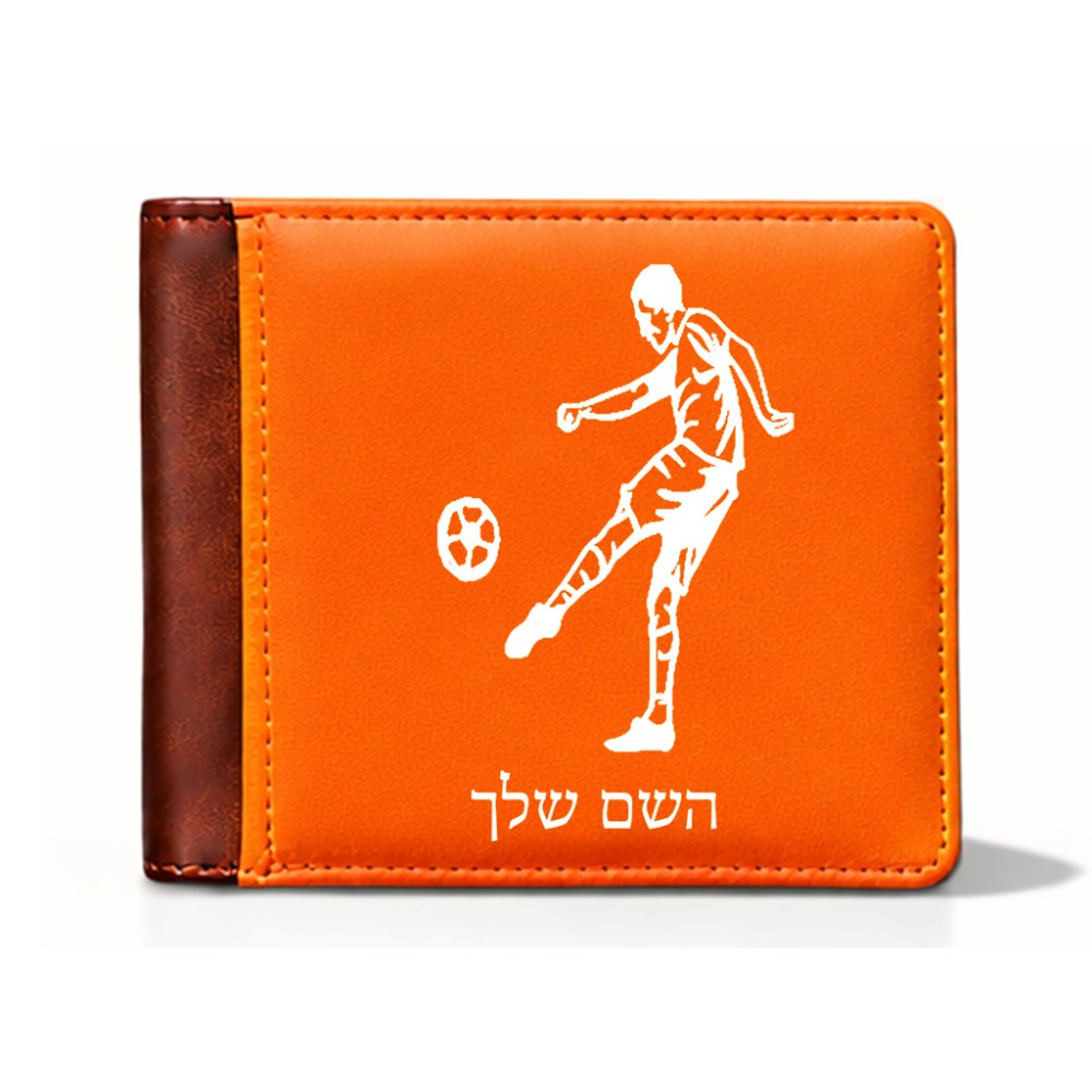 ארנק עור חום בעיצוב אישי עם השם שלך בעיצוב שחקן כדורגל מידות הארנק 9.5 × 11 ס"מ