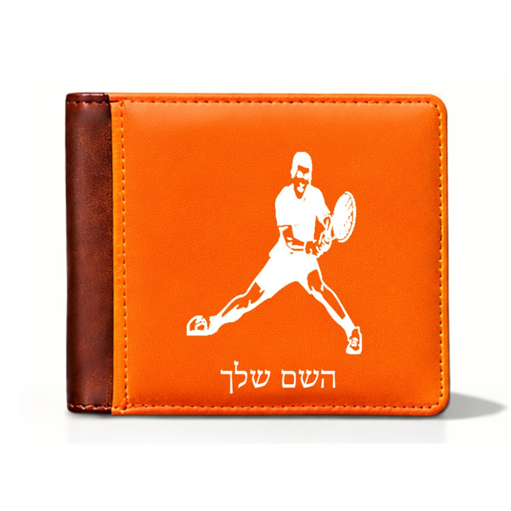 ארנק עור חום בעיצוב אישי עם השם שלך בעיצוב שחקן טניס מידות הארנק 9.5 × 11 ס"מ