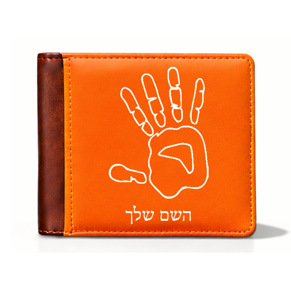 ארנק עור חום בעיצוב אישי עם השם שלך בעיצוב יד מידות הארנק 9.5 × 11 ס"מ