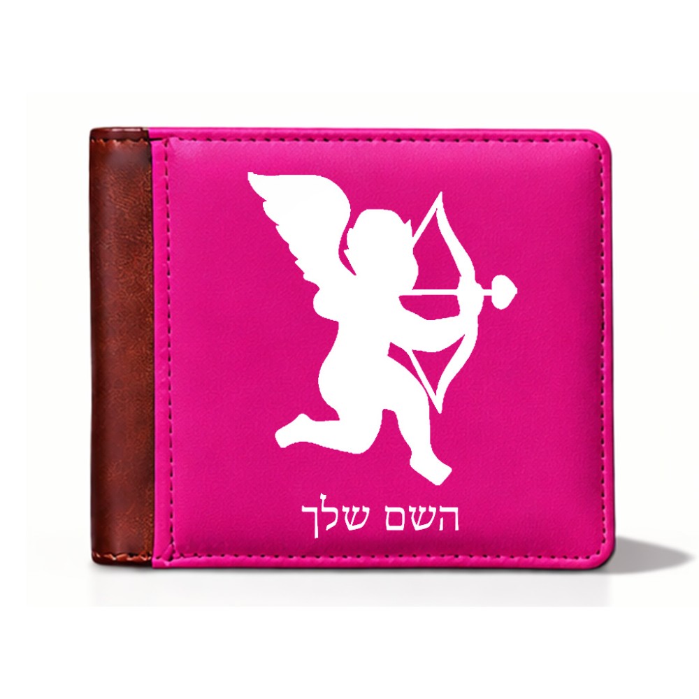 ארנק עור חום בעיצוב אישי עם השם שלך בעיצוב קופידון מידות הארנק 9.5 × 11 ס"מ