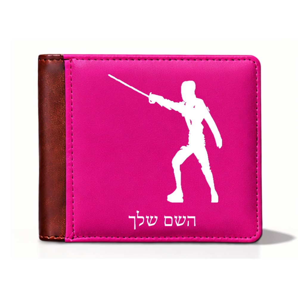 ארנק עור חום בעיצוב אישי עם השם שלך בעיצוב לוחם סייף מידות הארנק 9.5 × 11 ס"מ