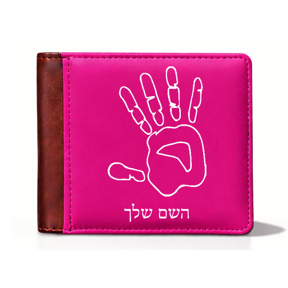 ארנק עור חום בעיצוב אישי עם השם שלך בעיצוב יד מידות הארנק 9.5 × 11 ס"מ