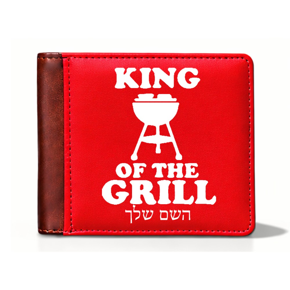 ארנק עור חום בעיצוב אישי עם השם שלך בעיצוב מלך הגריל מידות הארנק 9.5 × 11 ס"מ