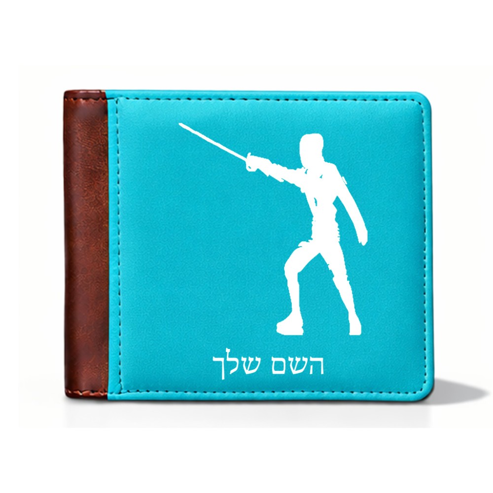 ארנק עור חום בעיצוב אישי עם השם שלך בעיצוב לוחם סייף מידות הארנק 9.5 × 11 ס"מ