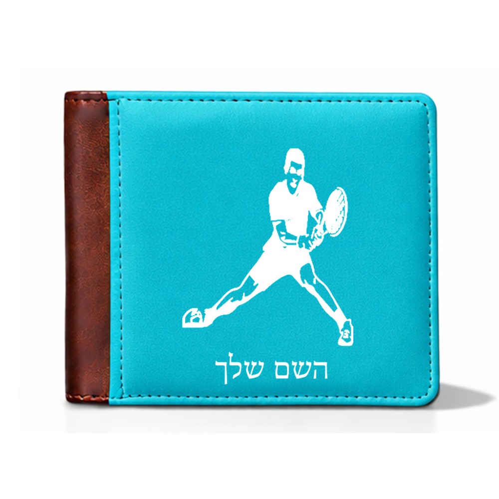 ארנק עור חום בעיצוב אישי עם השם שלך בעיצוב שחקן טניס מידות הארנק 9.5 × 11 ס"מ