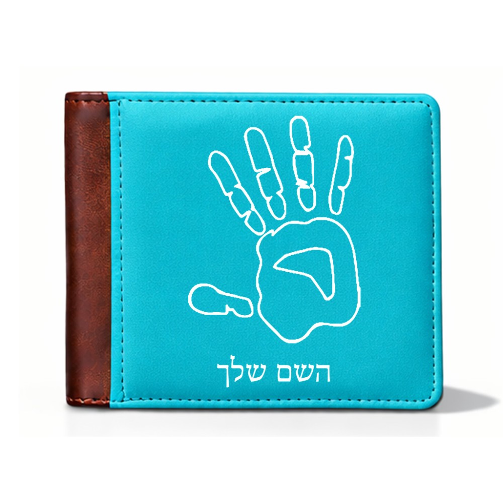 ארנק עור חום בעיצוב אישי עם השם שלך בעיצוב יד מידות הארנק 9.5 × 11 ס"מ