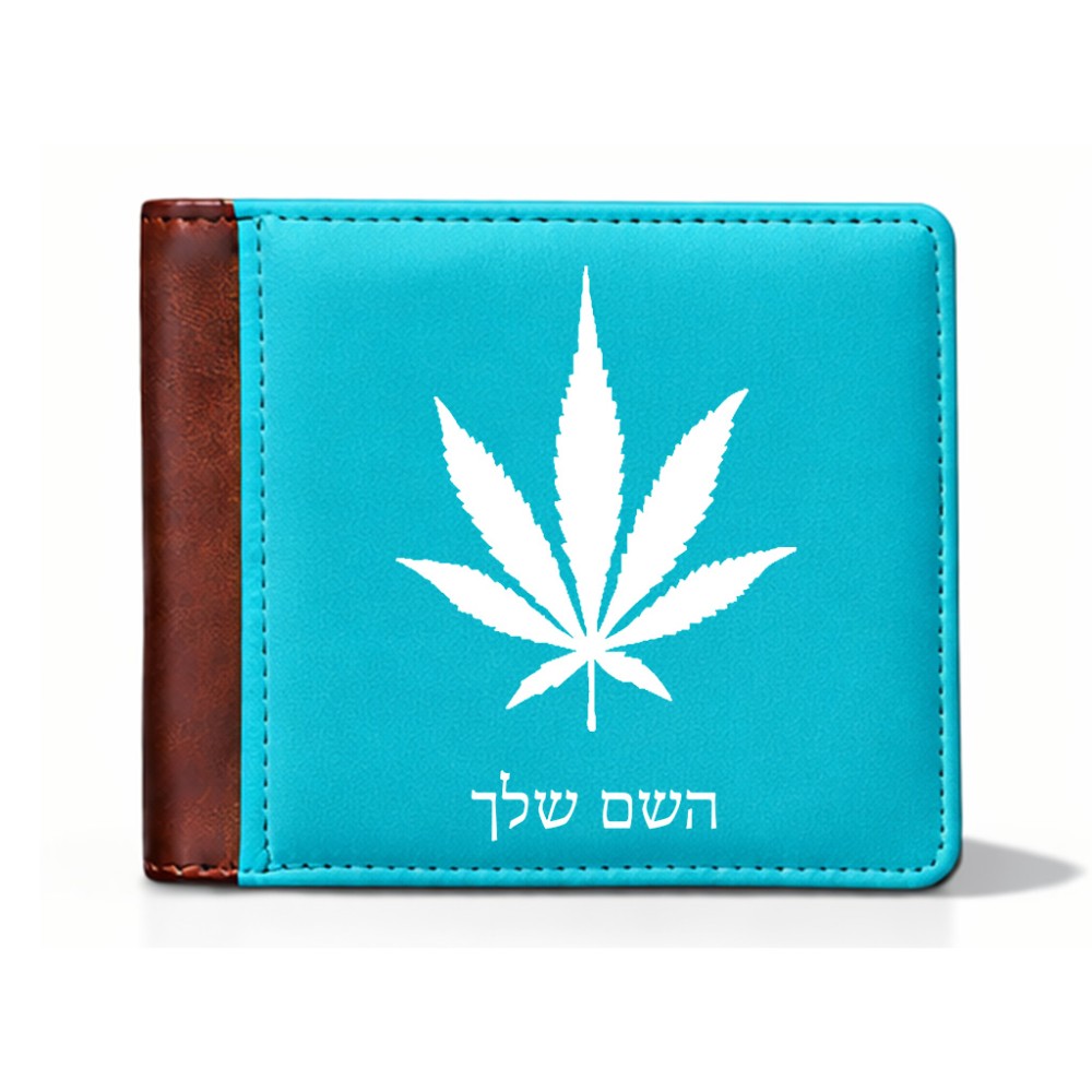 ארנק עור חום בעיצוב אישי עם השם שלך בעיצוב עלה מריחואנה - גראס מידות הארנק 9.5 × 11 ס"מ