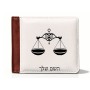 ארנק עור חום בעיצוב אישי עם השם שלך בעיצוב מזלות - מאזניים מידות הארנק 9.5 × 11 ס"מ