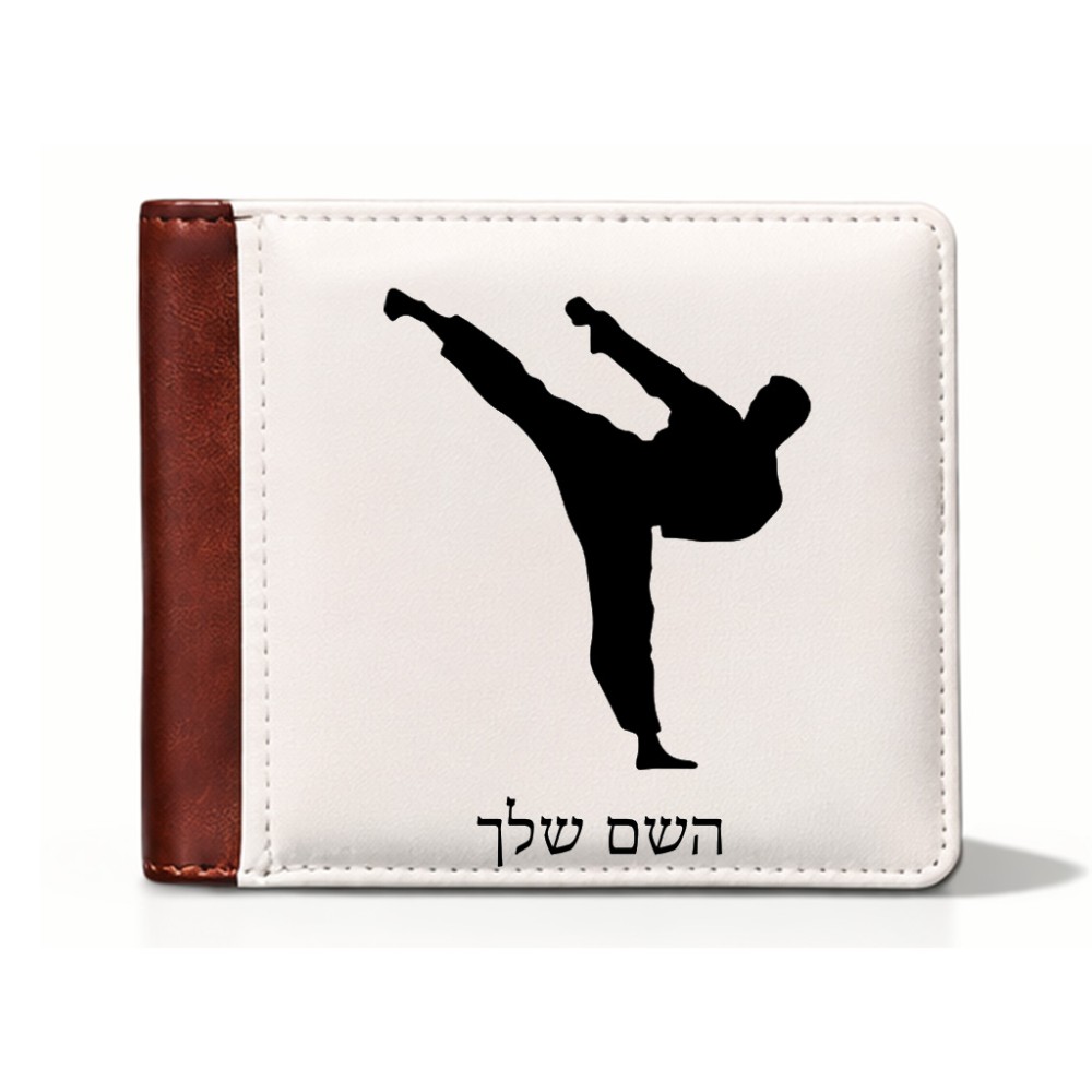 ארנק עור חום בעיצוב אישי עם השם שלך בעיצוב קרטה מידות הארנק 9.5 × 11 ס"מ