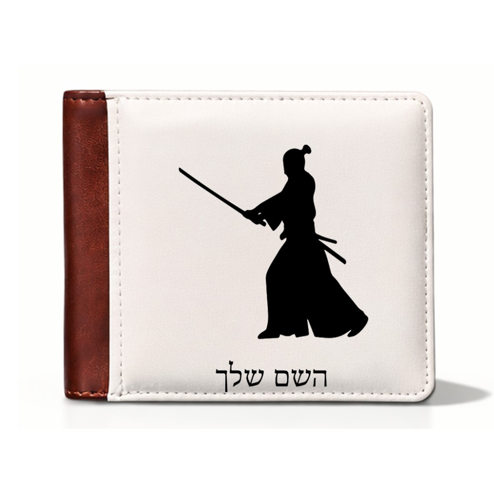 ארנק עור חום בעיצוב אישי עם השם שלך בעיצוב סמוראי מידות הארנק 9.5 × 11 ס"מ