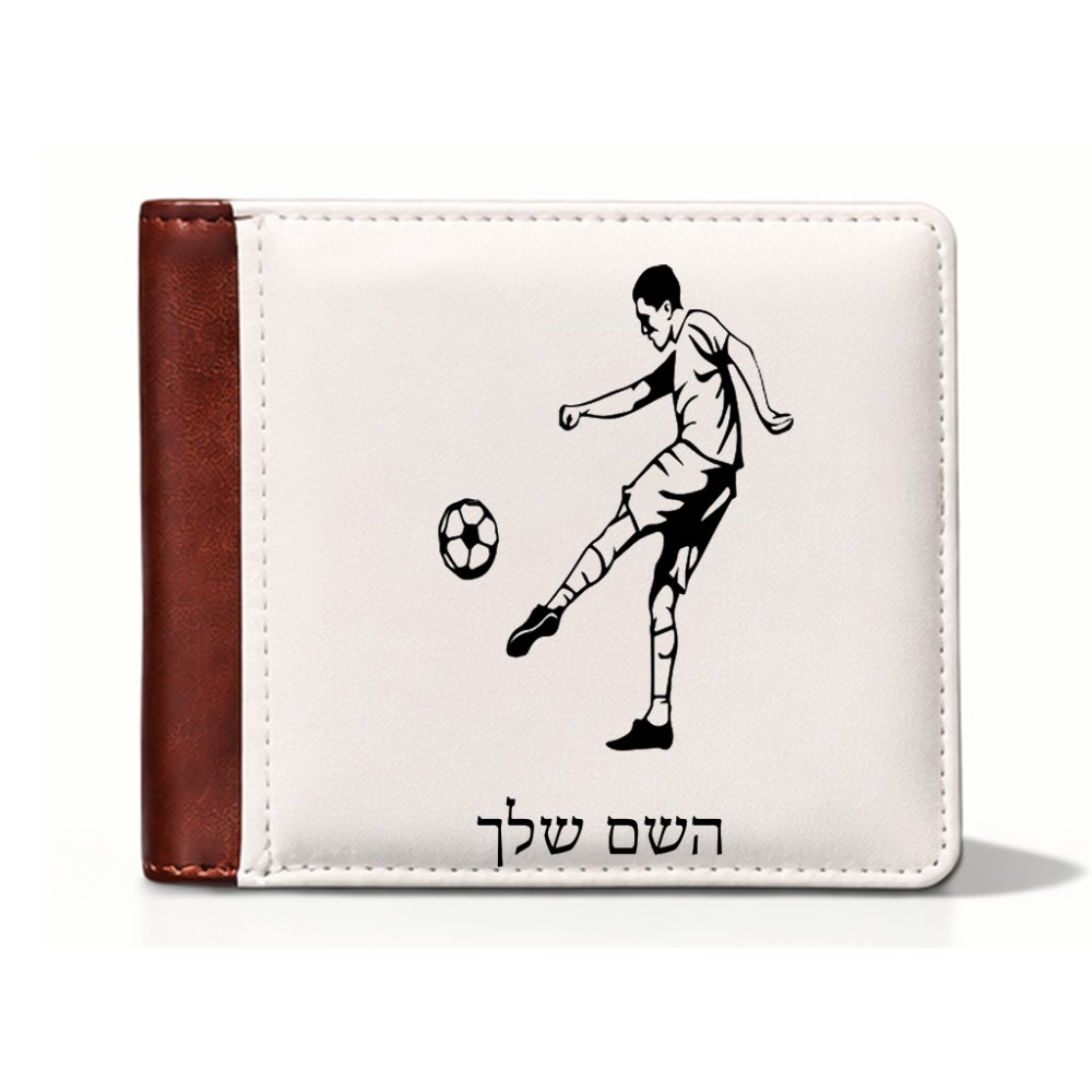 ארנק עור חום בעיצוב אישי עם השם שלך בעיצוב שחקן כדורגל מידות הארנק 9.5 × 11 ס"מ