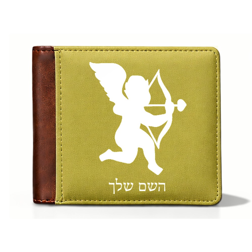 ארנק עור חום בעיצוב אישי עם השם שלך בעיצוב קופידון מידות הארנק 9.5 × 11 ס"מ