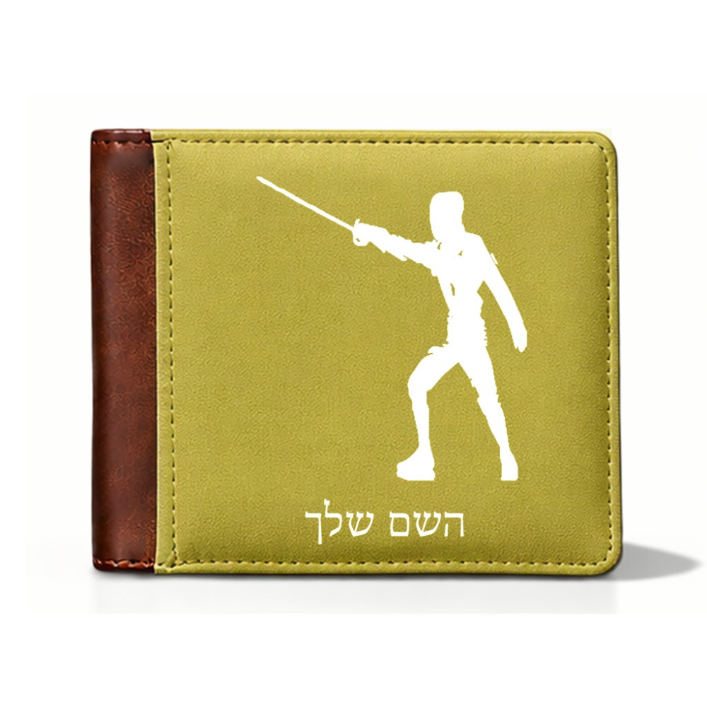 ארנק עור חום בעיצוב אישי עם השם שלך בעיצוב לוחם סייף מידות הארנק 9.5 × 11 ס"מ