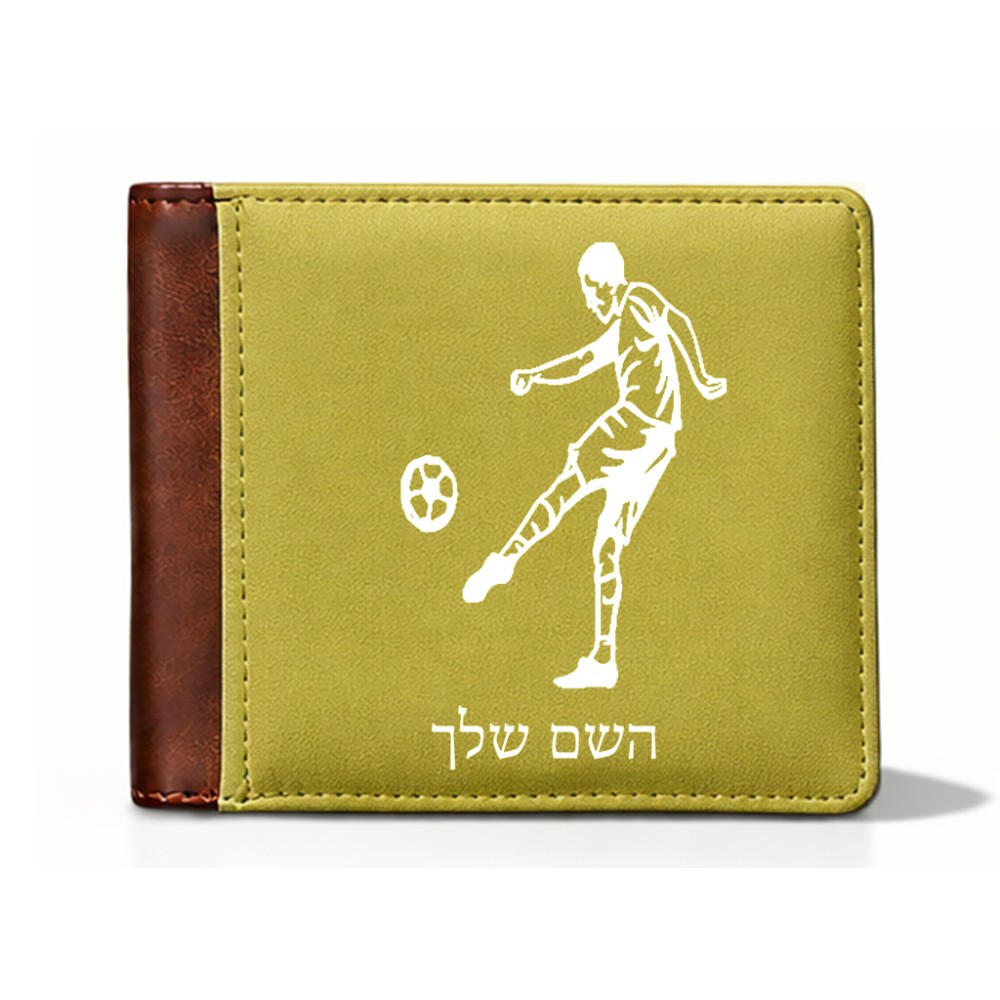 ארנק עור חום בעיצוב אישי עם השם שלך בעיצוב שחקן כדורגל מידות הארנק 9.5 × 11 ס"מ