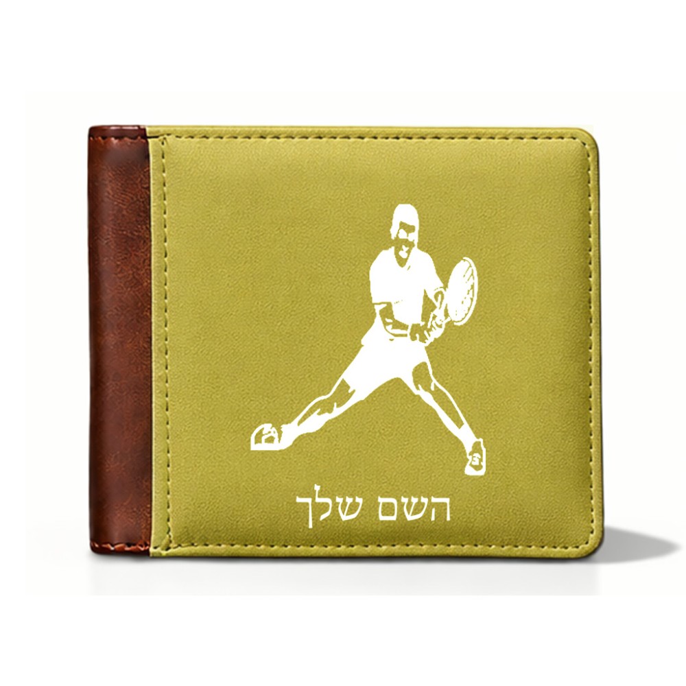 ארנק עור חום בעיצוב אישי עם השם שלך בעיצוב שחקן טניס מידות הארנק 9.5 × 11 ס"מ