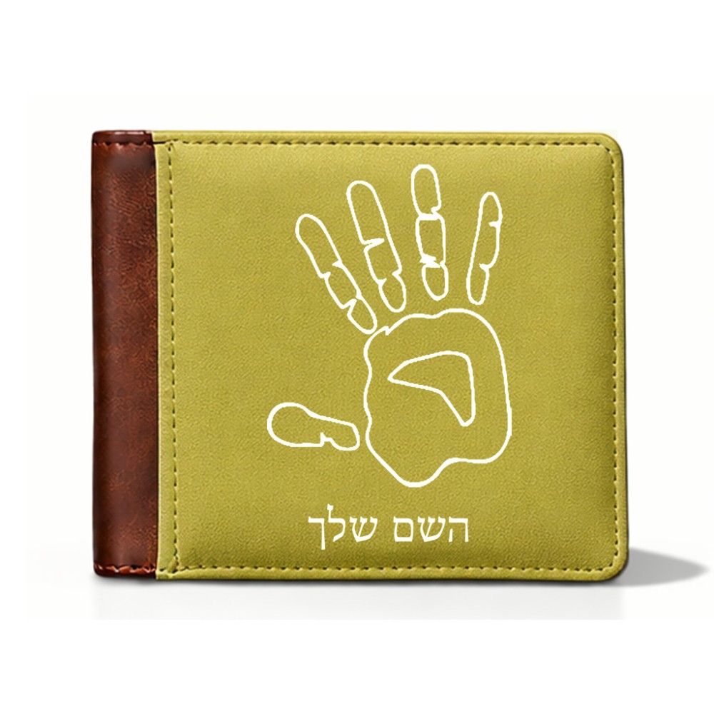 ארנק עור חום בעיצוב אישי עם השם שלך בעיצוב יד מידות הארנק 9.5 × 11 ס"מ