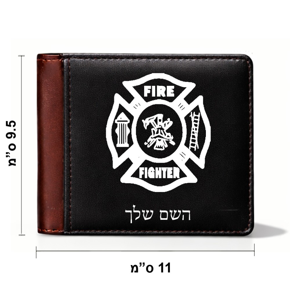 ארנק עור חום בעיצוב אישי עם השם שלך בעיצוב כבאי - תגית מידות הארנק 9.5 × 11 ס"מ