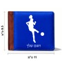 ארנק עור חום בעיצוב אישי עם השם שלך בעיצוב שחקנית כדורגל - אישה מידות הארנק 9.5 × 11 ס"מ