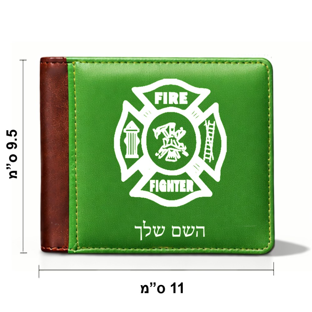 ארנק עור חום בעיצוב אישי עם השם שלך בעיצוב כבאי - תגית מידות הארנק 9.5 × 11 ס"מ