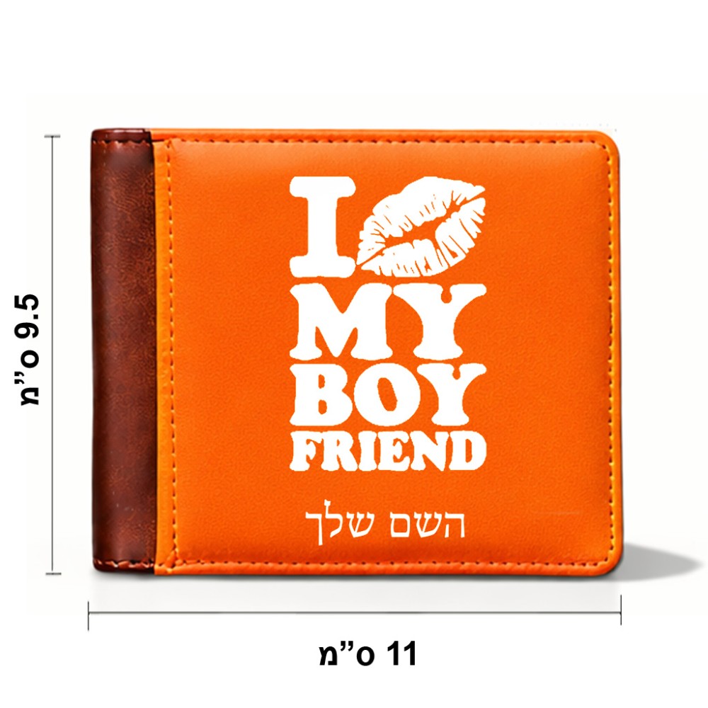 ארנק עור חום בעיצוב אישי עם השם שלך בעיצוב נשקי את חבר שלי מידות הארנק 9.5 × 11 ס"מ