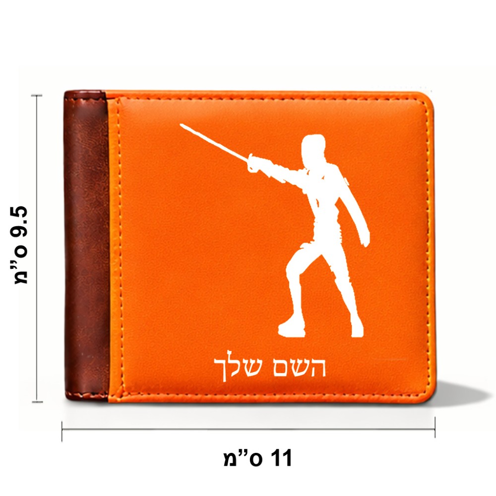 ארנק עור חום בעיצוב אישי עם השם שלך בעיצוב לוחם סייף מידות הארנק 9.5 × 11 ס"מ