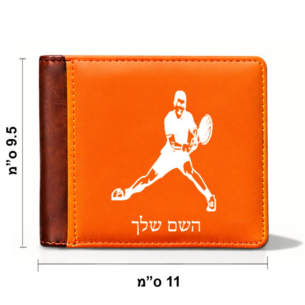 ארנק עור חום בעיצוב אישי עם השם שלך בעיצוב שחקן טניס מידות הארנק 9.5 × 11 ס"מ