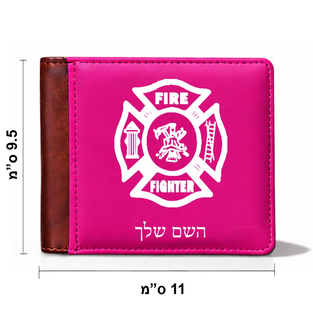 ארנק עור חום בעיצוב אישי עם השם שלך בעיצוב כבאי - תגית מידות הארנק 9.5 × 11 ס"מ