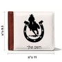 ארנק עור חום בעיצוב אישי עם השם שלך בעיצוב פרסה וסוס מידות הארנק 9.5 × 11 ס"מ