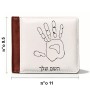 ארנק עור חום בעיצוב אישי עם השם שלך בעיצוב יד מידות הארנק 9.5 × 11 ס"מ