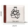 ארנק עור חום בעיצוב אישי עם השם שלך בעיצוב מעבדה מידות הארנק 9.5 × 11 ס"מ