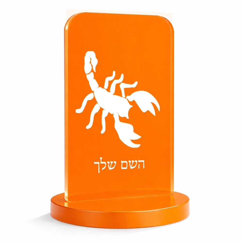 סטנד תמונה מעוצב בעיצוב אישי עם השם שלך בעיצוב עקרב גודל 6 × 10 ס"מ