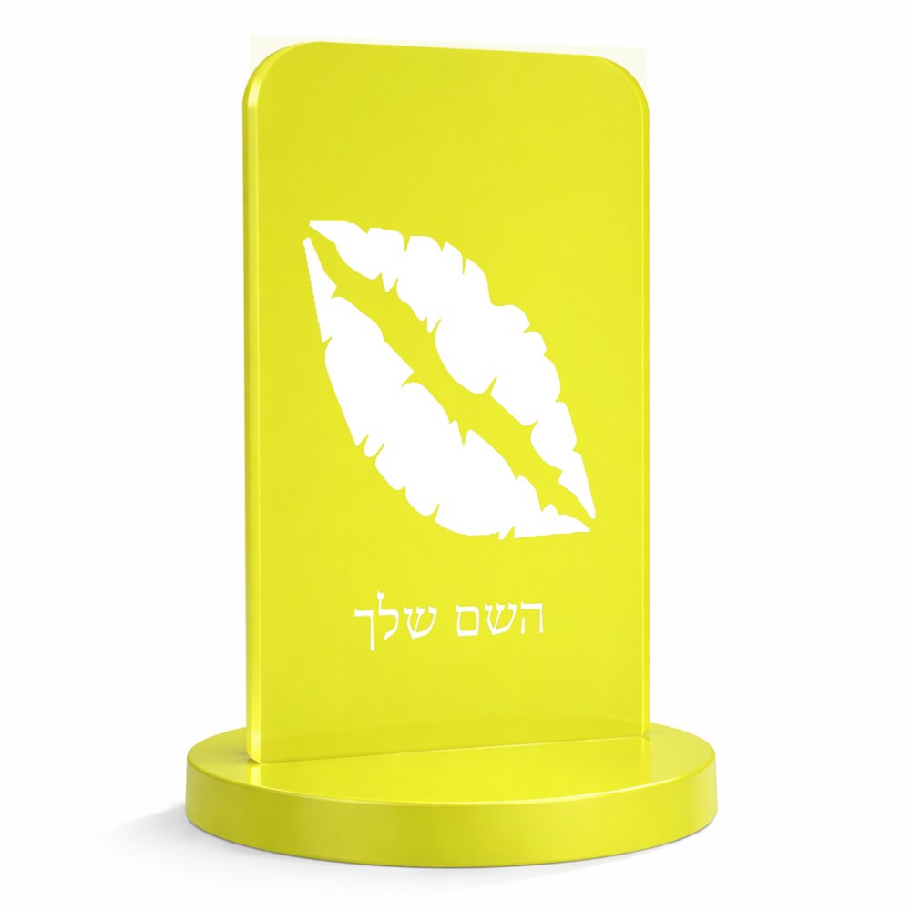 סטנד תמונה מעוצב בעיצוב אישי עם השם שלך בעיצוב שפתיים - נשיקה גודל 6 × 10 ס"מ
