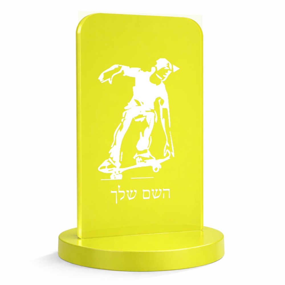 סטנד תמונה מעוצב בעיצוב אישי עם השם שלך בעיצוב ילד סקייטבורד גודל 6 × 10 ס"מ