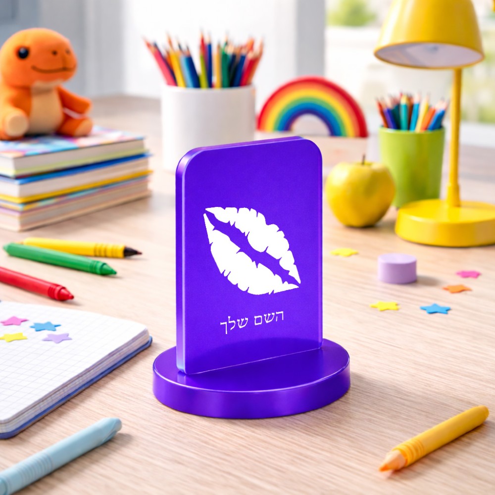 סטנד תמונה מעוצב בעיצוב אישי עם השם שלך בעיצוב שפתיים - נשיקה גודל 6 × 10 ס"מ
