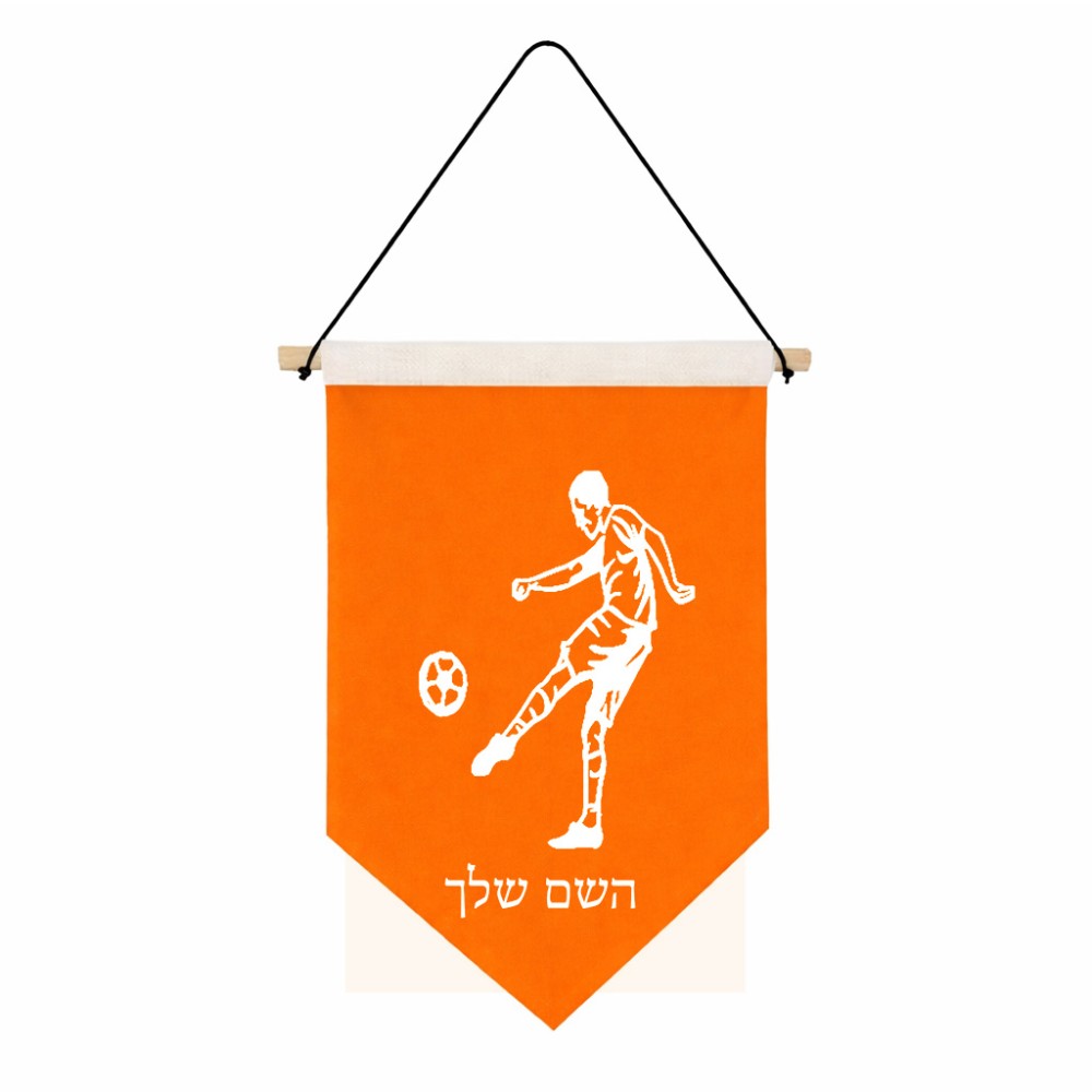 דגל לתליה על קיר בעיצוב אישי עם השם שלך בעיצוב שחקן כדורגל גודל 30 × 19.5 ס"מ