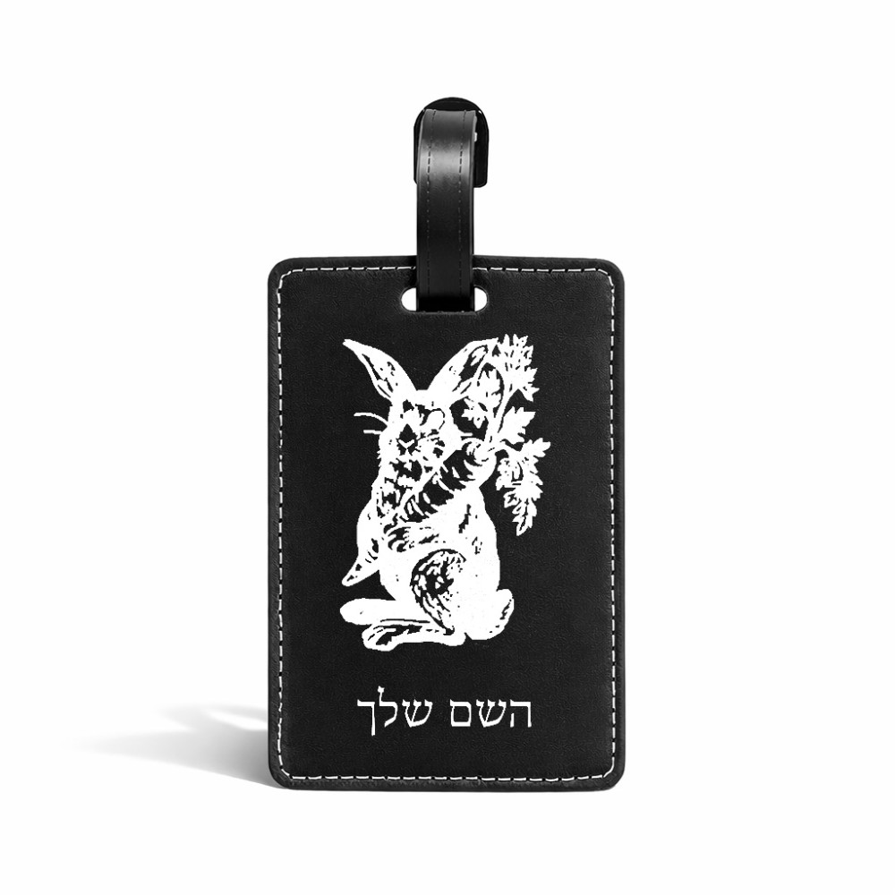 תווית לסימון מזוודה \ תיק בעיצוב אישי עם השם שלך בעיצוב ארנב מחזיק גזר גודל 10.3 × 7 ס"מ