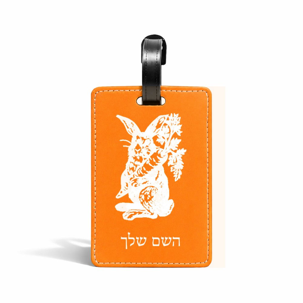 תווית לסימון מזוודה \ תיק בעיצוב אישי עם השם שלך בעיצוב ארנב מחזיק גזר גודל 10.3 × 7 ס"מ