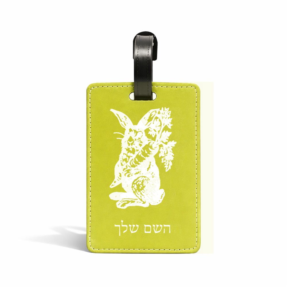 תווית לסימון מזוודה \ תיק בעיצוב אישי עם השם שלך בעיצוב ארנב מחזיק גזר גודל 10.3 × 7 ס"מ