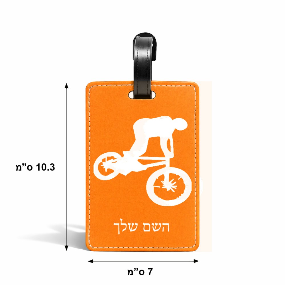 תווית לסימון מזוודה \ תיק בעיצוב אישי עם השם שלך בעיצוב רוכב אופניים גודל 10.3 × 7 ס"מ