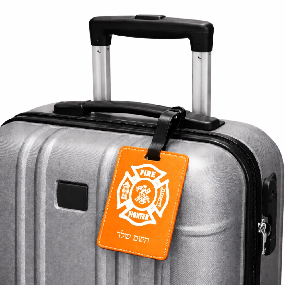 תווית לסימון מזוודה \ תיק בעיצוב אישי עם השם שלך בעיצוב כבאי - תגית גודל 10.3 × 7 ס"מ