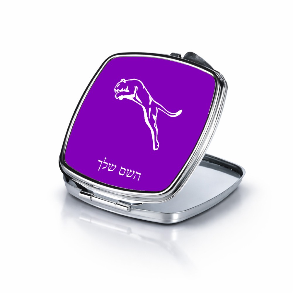 מראה לאיפור מאקאפ בעיצוב אישי עם השם שלך בעיצוב פומה גודל 6.7 × 6.7 ס"מ