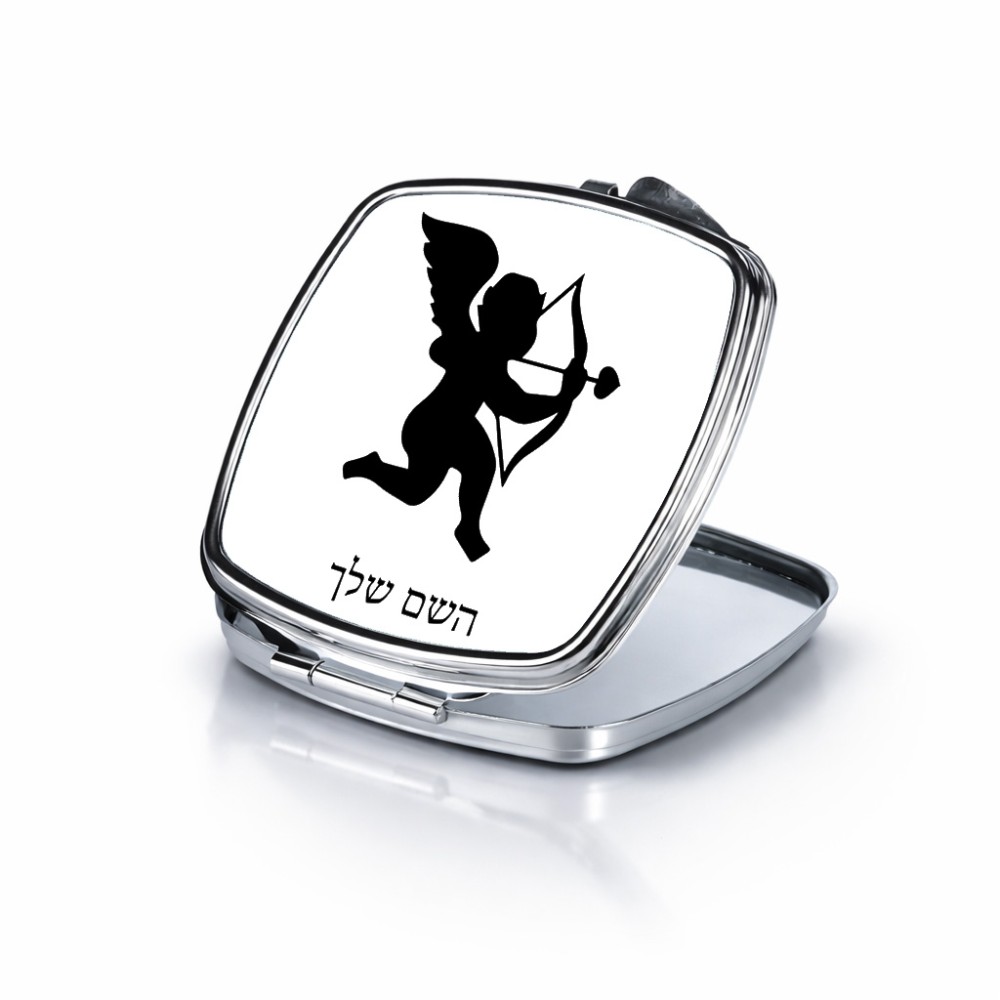 מראה לאיפור מאקאפ בעיצוב אישי עם השם שלך בעיצוב קופידון גודל 6.7 × 6.7 ס"מ
