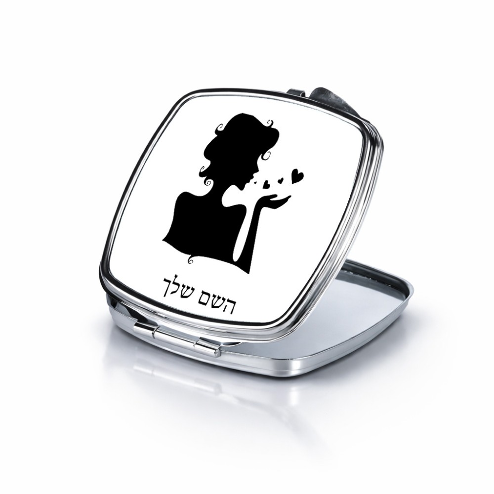 מראה לאיפור מאקאפ בעיצוב אישי עם השם שלך בעיצוב אהבת נשים גודל 6.7 × 6.7 ס"מ