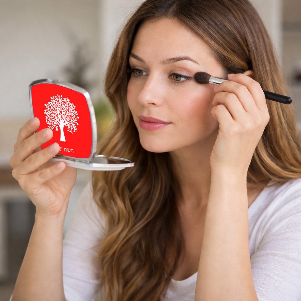 מראה לאיפור מאקאפ בעיצוב אישי עם השם שלך בעיצוב עץ גודל 6.7 × 6.7 ס"מ