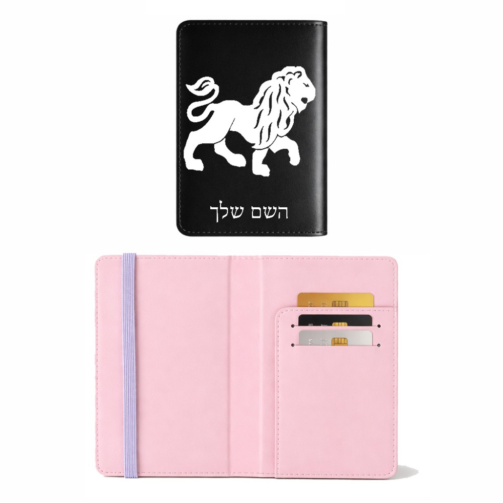 כיסוי דרכון ת.ז ארנק צבע פנימי ורוד בעיצוב אישי עם השם שלך בעיצוב מזלות - אריה גודל 10 × 14.4 ס"מ