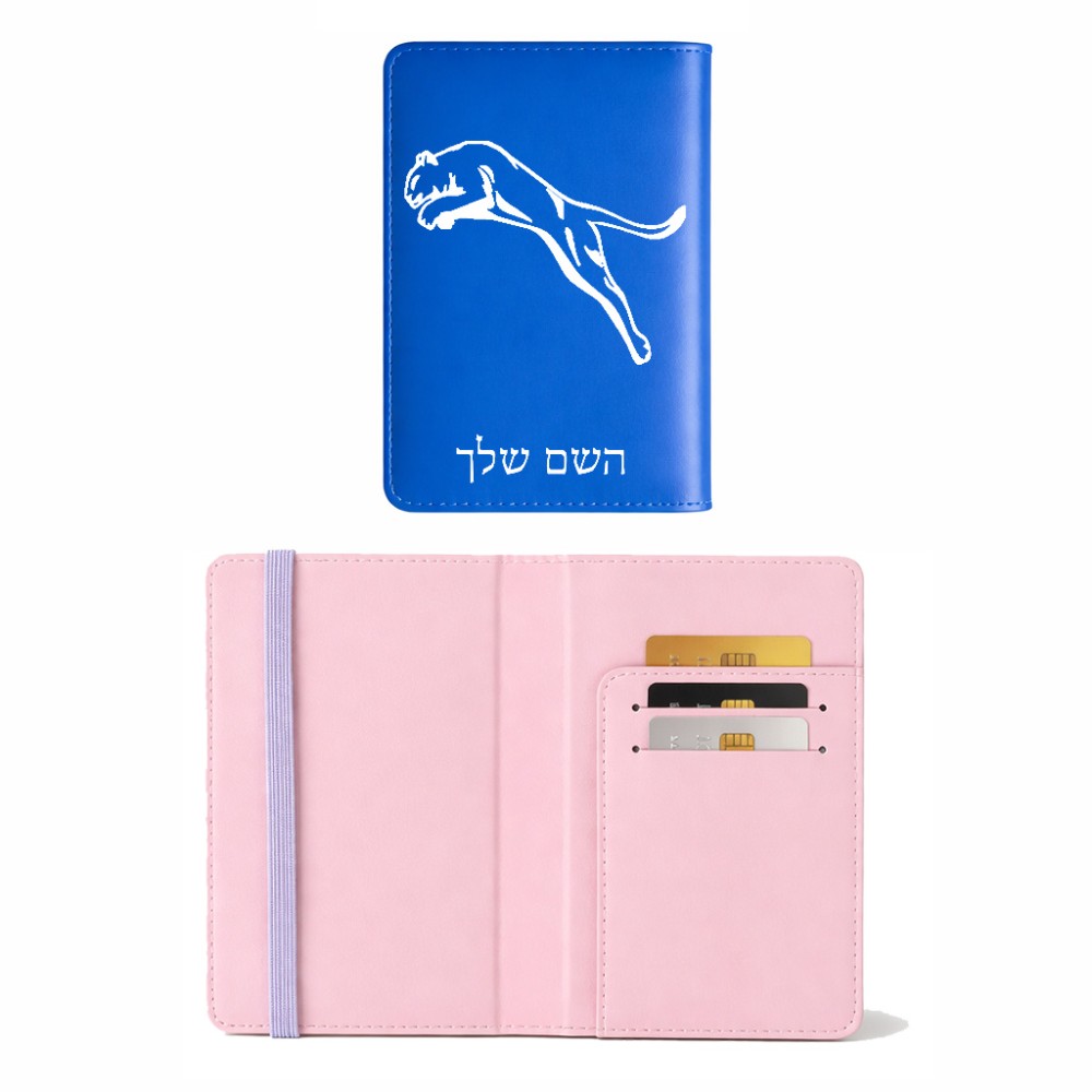כיסוי דרכון ת.ז ארנק צבע פנימי ורוד בעיצוב אישי עם השם שלך בעיצוב פומה גודל 10 × 14.4 ס"מ