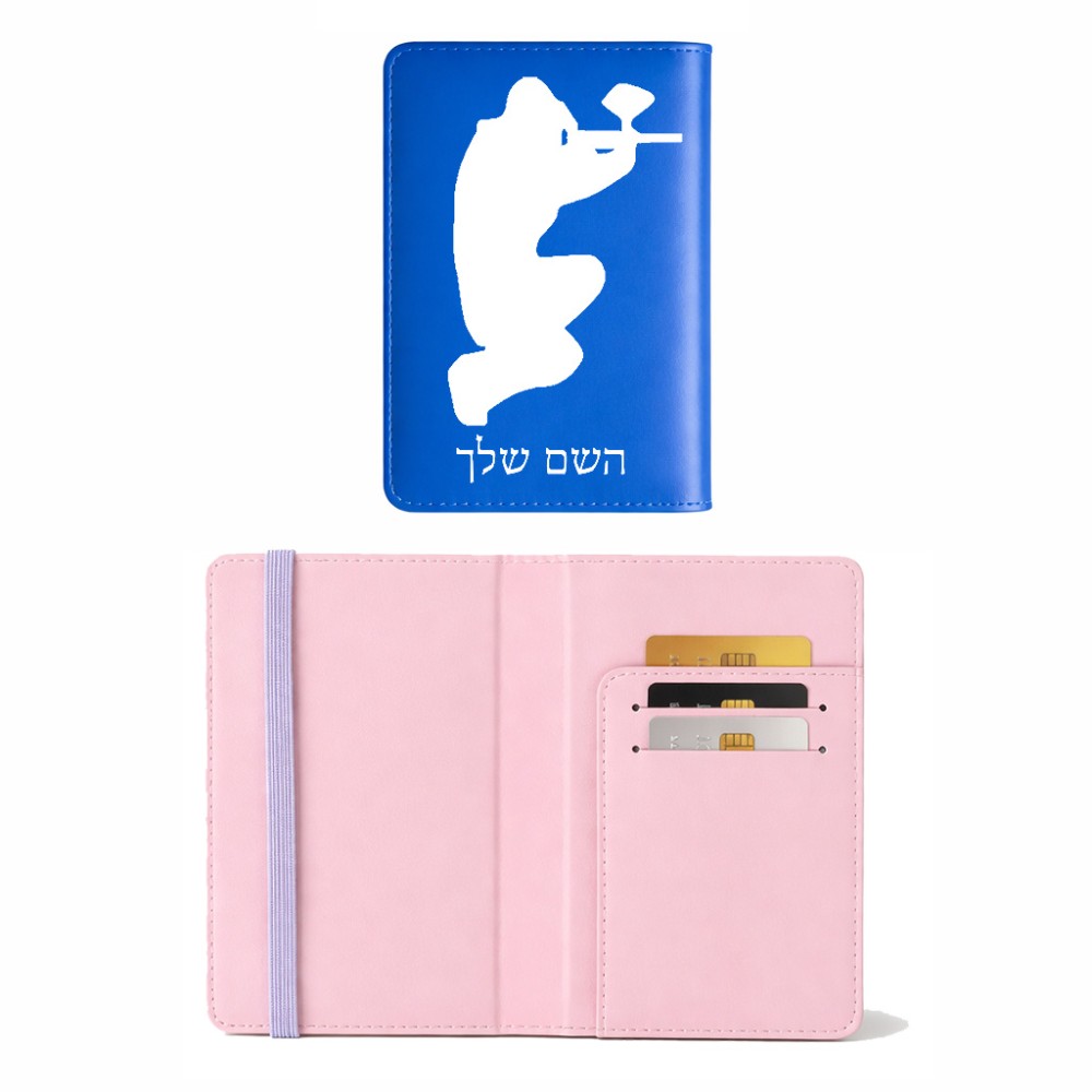 כיסוי דרכון ת.ז ארנק צבע פנימי ורוד בעיצוב אישי עם השם שלך בעיצוב שחקן כאב כדור גודל 10 × 14.4 ס"מ