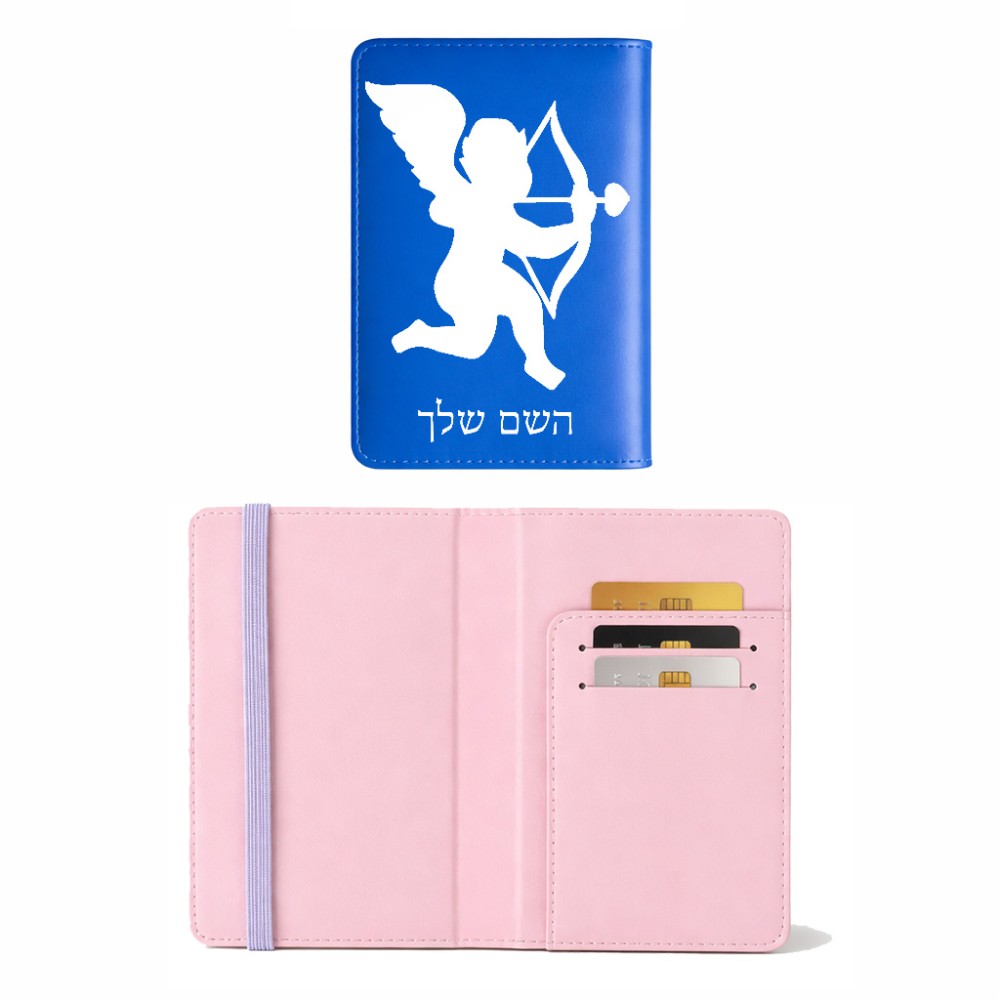 כיסוי דרכון ת.ז ארנק צבע פנימי ורוד בעיצוב אישי עם השם שלך בעיצוב קופידון גודל 10 × 14.4 ס"מ