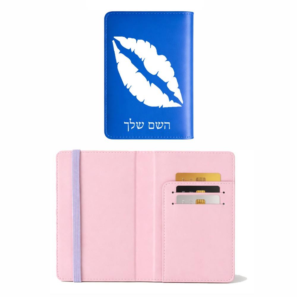 כיסוי דרכון ת.ז ארנק צבע פנימי ורוד בעיצוב אישי עם השם שלך בעיצוב שפתיים - נשיקה גודל 10 × 14.4 ס"מ